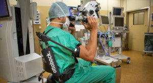 Dr. Haas von der Uniklinik Tübingen nutzt das Exoskelett bei seiner täglichen Arbeit