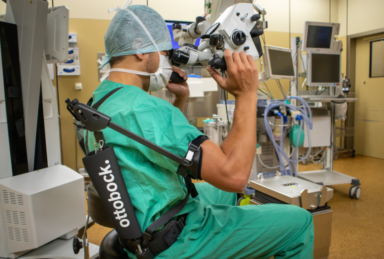 Dr. Haas von der Uniklinik Tübingen nutzt das Exoskelett bei seiner täglichen Arbeit
