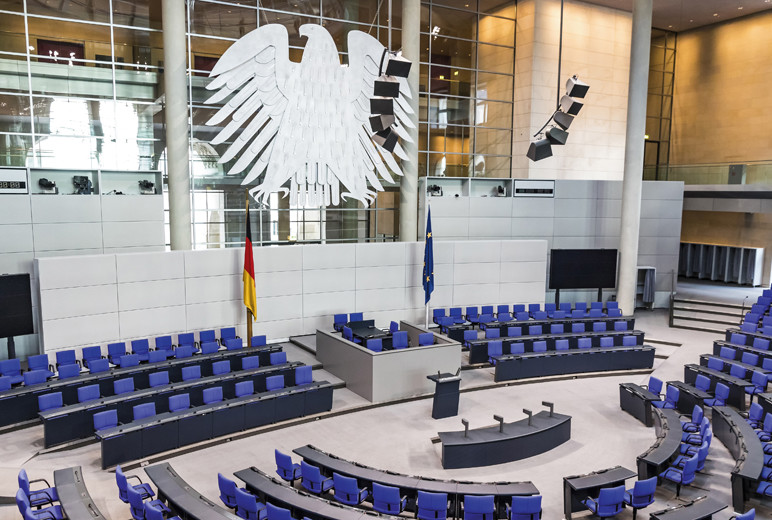 Plenarsaal des Deutschen Bundestags im Berliner Reichstagsgebäude