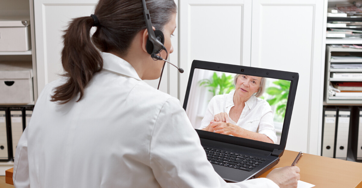 Teledermatologie: Ärztin berät Patientin am Laptop.