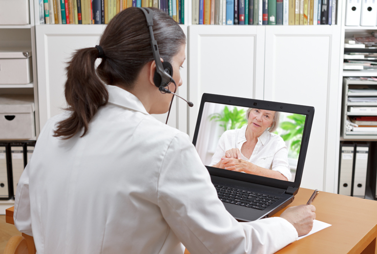 Teledermatologie: Ärztin berät Patientin am Laptop.