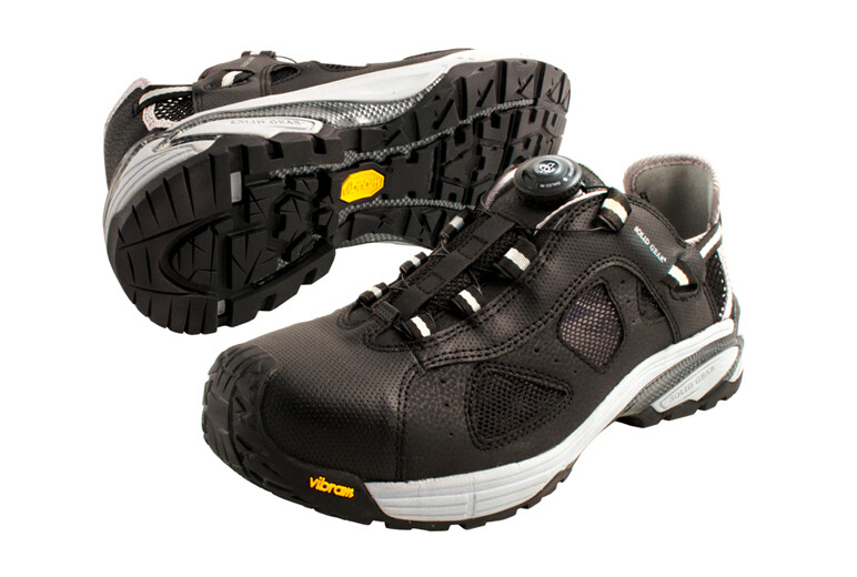 Ein Paar Schuhe von Solid Gear mit Vibram-Sohle