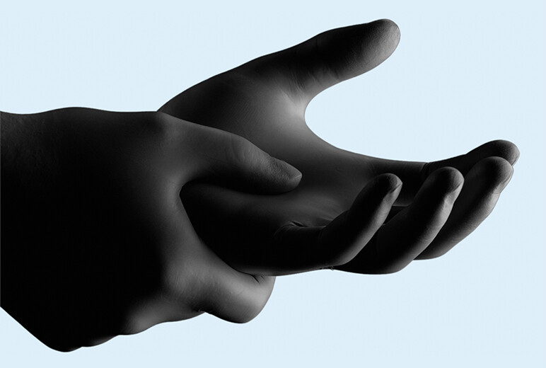 Der biologisch abbaubaren Nitrilhandschuhe „Nature Gloves“ in Schwarz von der AMPri Handelsgesellschaft mbH