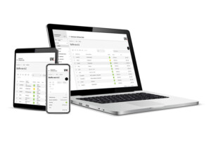 Ein Laptop, Tablet und Handy vor einem weißen Hintergrund. Auf den Bildschirmen ist eine Software mit einer Tabelle für chemischen Stoffe von A-Z zu sehen.