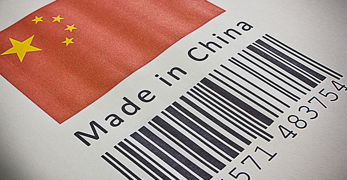 Auf einem Stück Papier gedruckte Flagge von China, darunter der Text "Made in China" und ein Barcode.