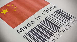 Auf einem Stück Papier gedruckte Flagge von China, darunter der Text "Made in China" und ein Barcode.