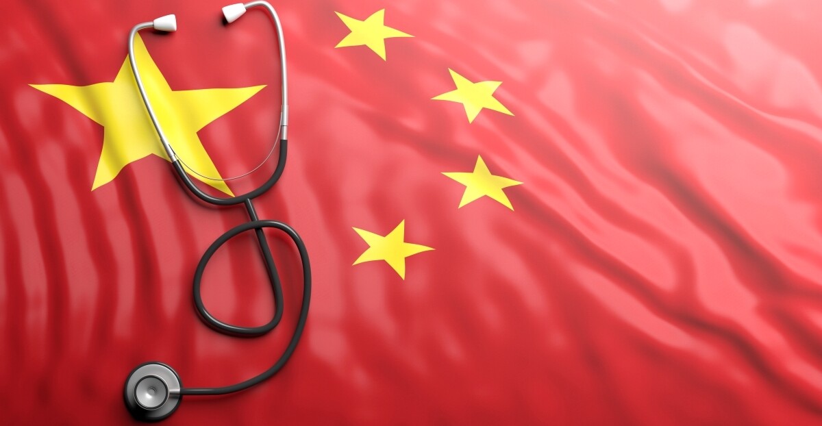 Ein Stethoskop liegt auf der Flagge von China.