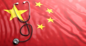 Ein Stethoskop liegt auf der Flagge von China.