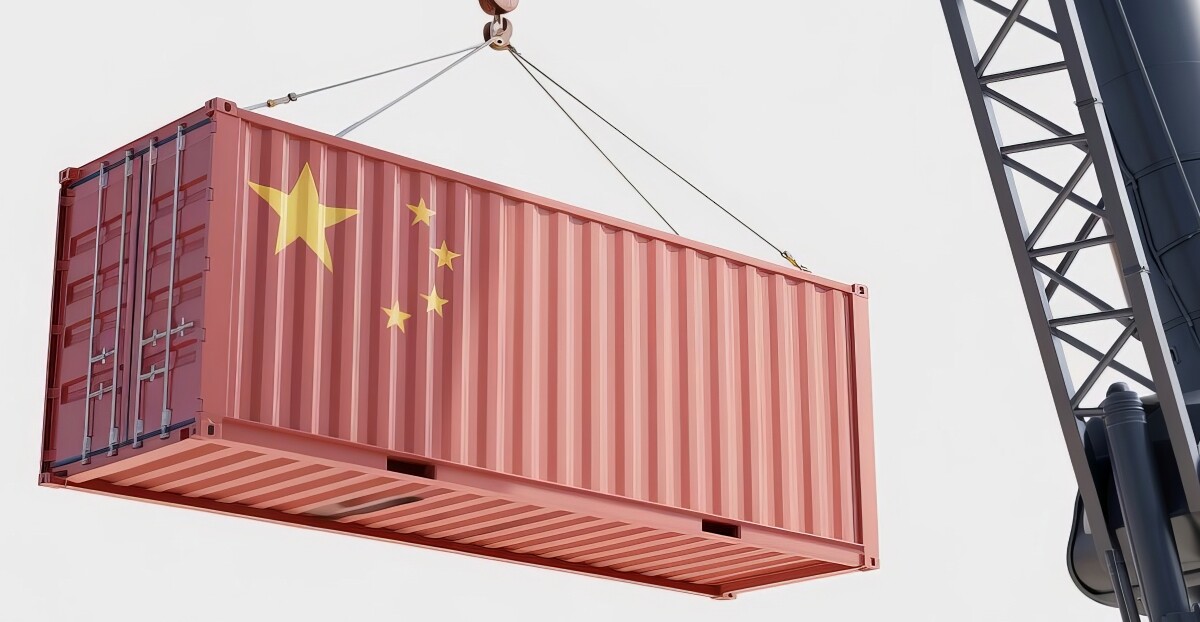 Ein roter Frachtcontainer mit der chinesischen Flagge wird von einem Kran mit Stahlseilen angehoben.