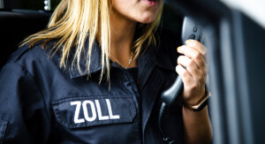 Eine Zollbeamtin am telefonieren.