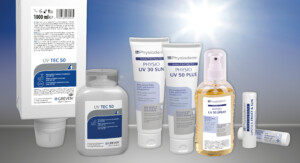Mehrere Sonnenschutzprodukte der Serie Physioderm, darunter Lotion, Creme, Spray und Lippenpflegestift mit LSF 50, stehen nebeneinander vor einem sonnigen Himmel.