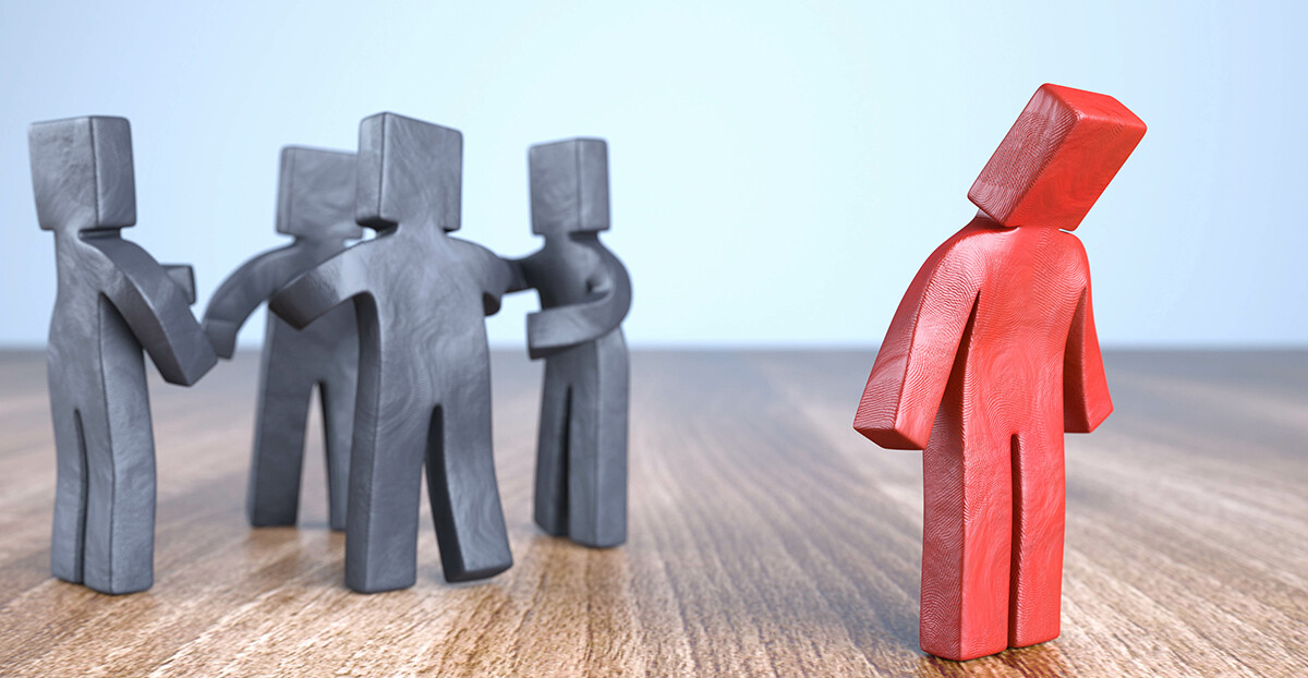 Eine Darstellung von fünf stilisierten Figuren, wobei vier davon miteinander interagieren und eine davon abseits steht und isoliert wirkt. Die isolierte Figur ist rot, während die anderen schwarz sind.