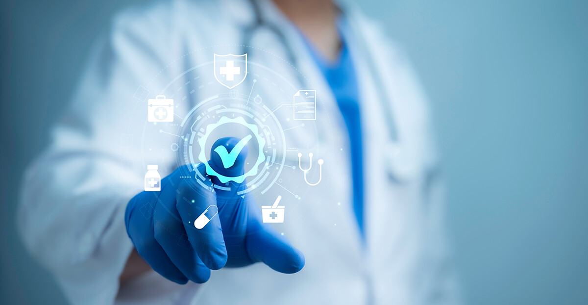 Person im Arztkittel mit blauen Handschuhen tippt auf ein schwebendes Häkchen-Symbol, umgeben von medizinischen Icons.
