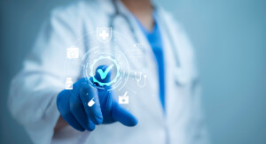 Person im Arztkittel mit blauen Handschuhen tippt auf ein schwebendes Häkchen-Symbol, umgeben von medizinischen Icons.