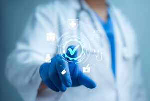 Person im Arztkittel mit blauen Handschuhen tippt auf ein schwebendes Häkchen-Symbol, umgeben von medizinischen Icons.